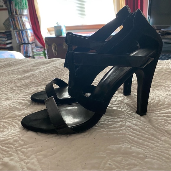 HEELS - Picture 2 of 4